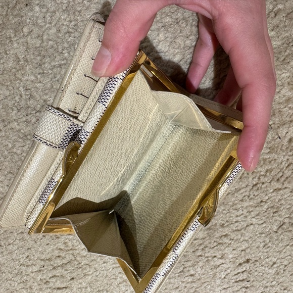 Louis Vuitton Damier Azur Kisslock Wallet - Picture 10 of 11